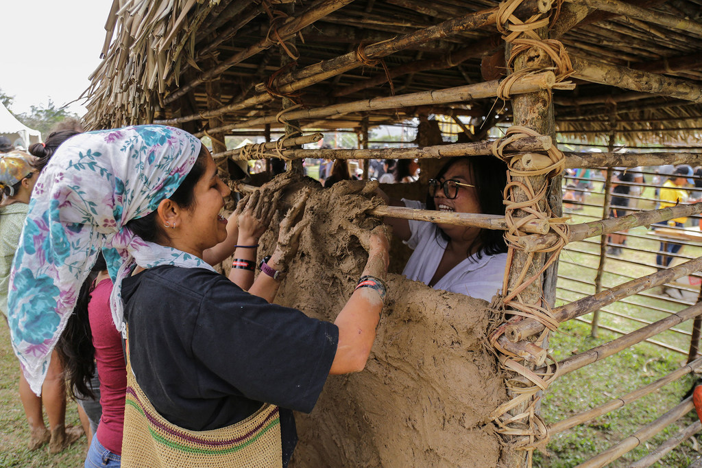 Procesos de construcción de la casa de quincha y la junta de embarre en Panamá